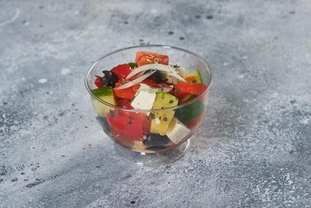 Греческий салат с нежным сиртаки и спелыми овощами