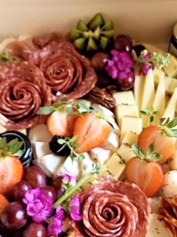 Ассорти мясных деликатесов и благородных сыров с фруктами