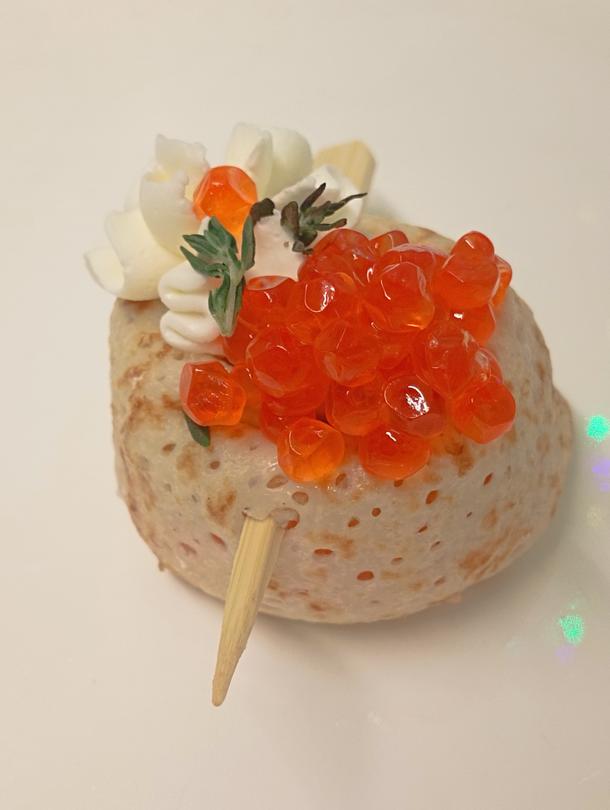 Блинный ролл с крем чиз, кусочками сëмги и красной икрой.