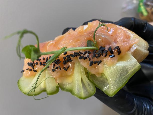 Брускетта с крем чиз, форелью с/с и свежим огурцом