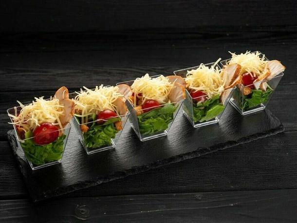 Салат-трайфл в стакане "Цезарь с курицей"