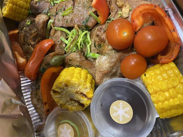 Мясо гриль с из свиной шеи с овощами Мясо гриль с из свиной шеи с овощами