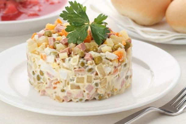 Салат "Оливье" с ветчиной из мяса птицы