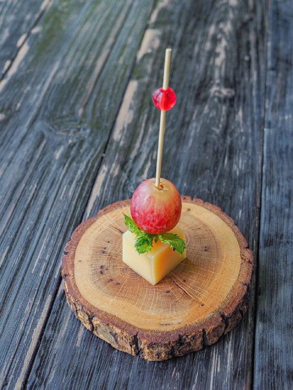 Канапе с виноградом и сыром Канапе с виноградом и сыром
