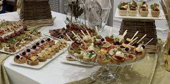 Фуршетные закуски с салатиками на 10-12 персон